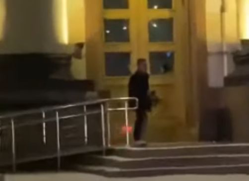 С криками "Аллах Акбар" молодой идиот пошел на штурм харьковской администрации