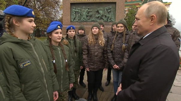 Путин возложил цветы к памятнику Минину и Пожарскому и пообщался с молодежью