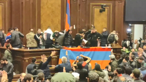 В Ереване захватив парламент Армении, протестующие устроили вакханалию
