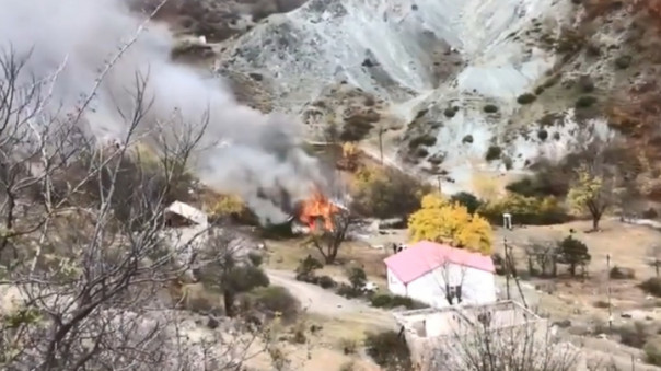 Армяне сжигают дома, покидая земли, переходящие под контроль Азербайджана