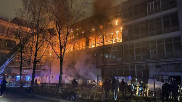 В Петербурге горит завод