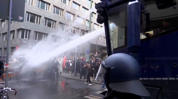 Во Франкфурте против демонстрантов применили водомет