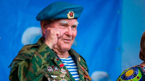 Старейшего десантника России похоронили с воинскими почестями