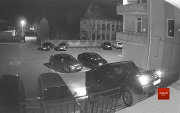 "Меня прямо к дверям подкинь". Два депутата пытались заехать на авто по ступенькам подъезда многоэтажки