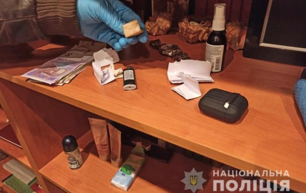 В Житомире мужчина снимал порнографию с девочками-подростками