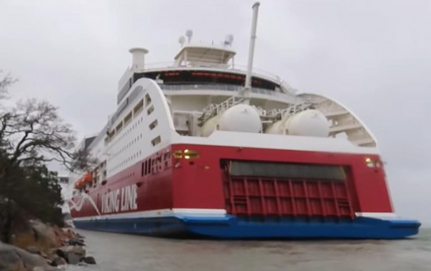 У берегов Финляндии сел на мель паром с сотнями пассажиров