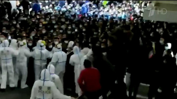 Настоящая давка случилась в шанхайском аэропорту Пудун