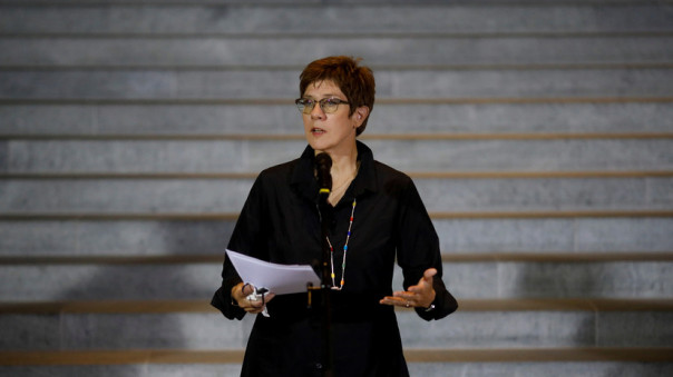 Министр обороны ФРГ призвала к диалогу с Россией по разоружению с позиции силы