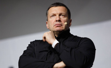 Соловьев раскритиковал решение журнала Glamour наградить Анастасию Васильеву