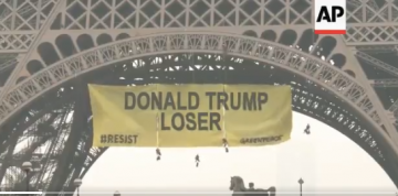 "Donald Trump loser". На Эйфелевой башне растянули оскорбительный плакат