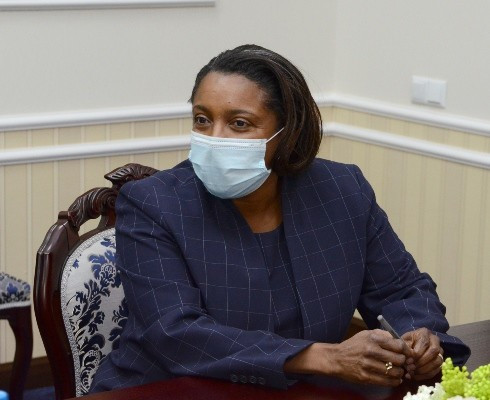 Фото дня. "Встречай, Молдавия, демократические дары!"