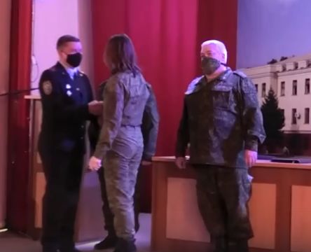 ЛНР: Выпускникам военной кафедры торжественно вручили первые погоны