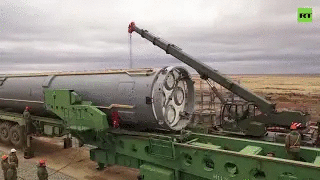Погрузка ракетного комплекса «Авангард» в шахтную пусковую установку — видео
