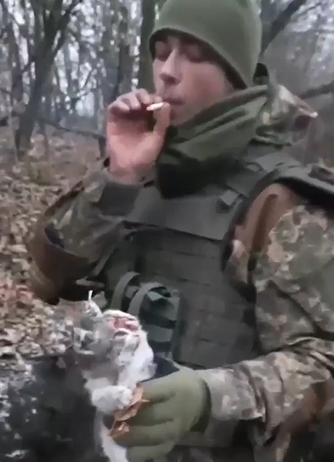 Бандеровские ублюдки в качестве пепельницы использовали кота с простреленной головой [18+]