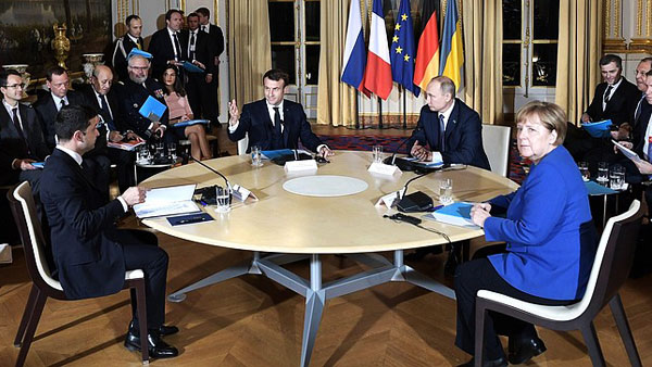 Зеленский заявил Макрону о выполнении парижских договоренностей