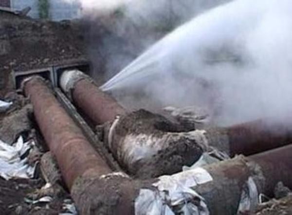 Почти 400 жилых домов в Алчевске остались без тепла из-за аварии на теплотрассе