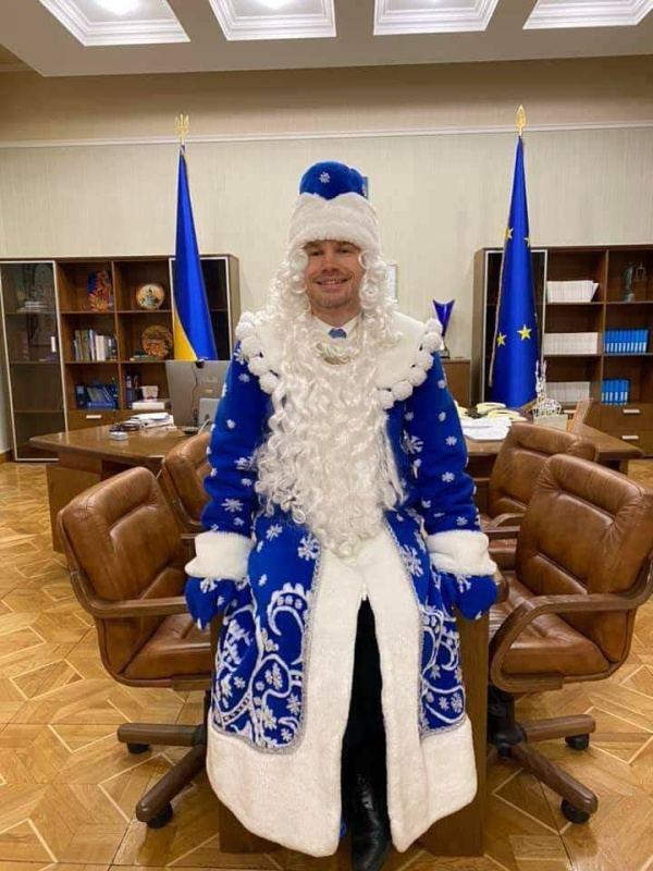 «Вылитая Снегурочка»: украинцы обсуждают фото министра юстиции в костюме Деда Мороза