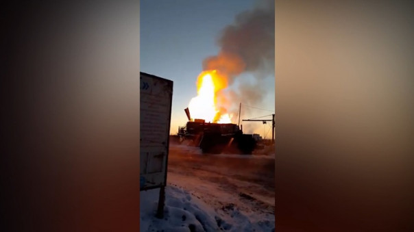 Огонь превратил нефтяную скважину в 25-метровый факел