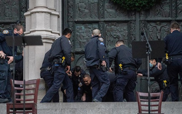 В Нью-Йорке неизвестный открыл стрельбу около церкви