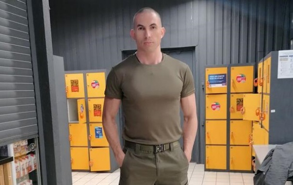 Поваливший в Киеве Ханукию мужчина послал на ... сотрудников СБУ и вытолкал за дверь