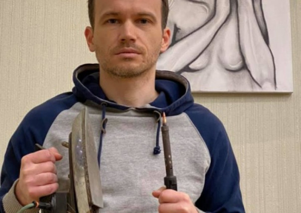 Глава Минюста поздравил подчинённых с утюгом и паяльником в руках