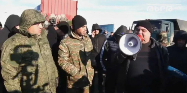 Жители армянского Сюника перекрыли дорогу, чтобы не пустить Пашиняна