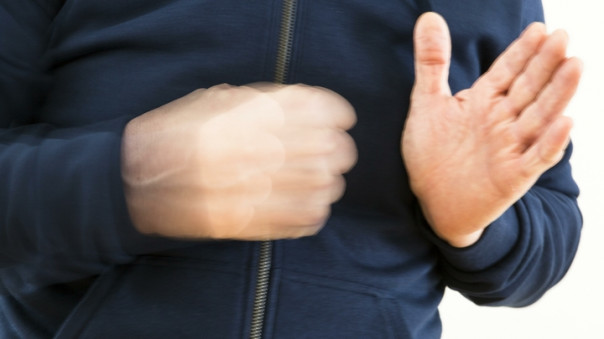 Мигранты устроили массовую драку в Мытищах, едва не забив женщину с ребёнком. Видео