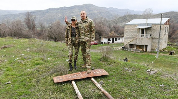 Алиев повалил и затоптал армянский указатель в Карабахе