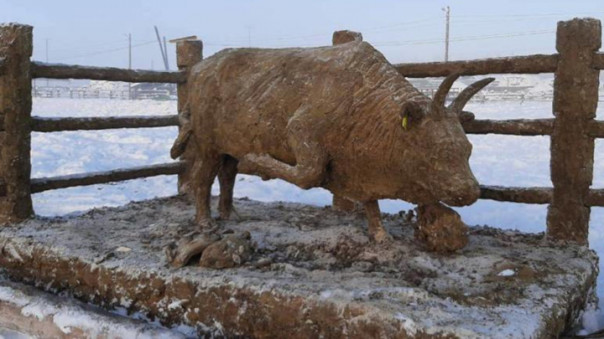 Якутский художник сделал из навоза символ нового года