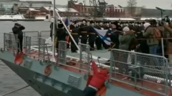 "Человек за бортом!": оператор упал в воду, снимая церемонию на корвете. Видео