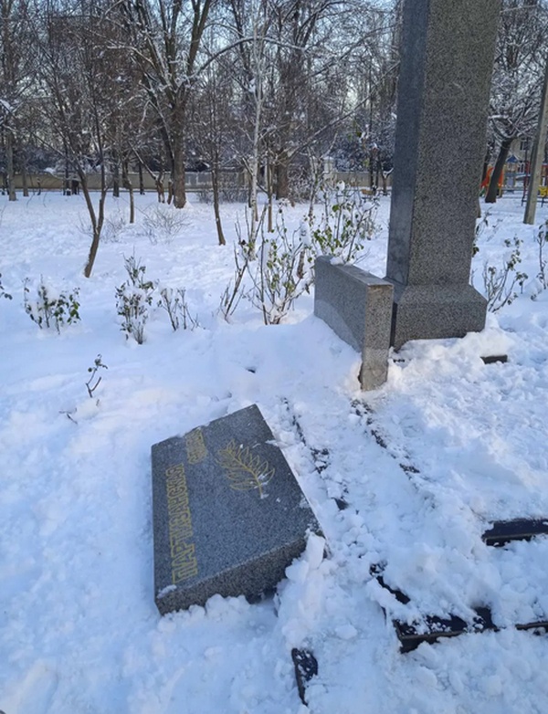 В Одессе разгромили памятник партизанам