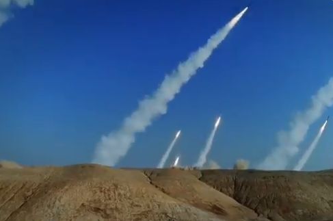 Массовым запуском Иран провел испытания новых баллистических ракет