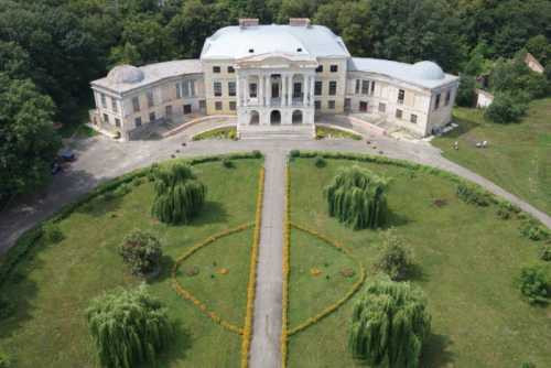 Зачем Варшава восстанавливает шляхетские усадьбы на Западной Украине?