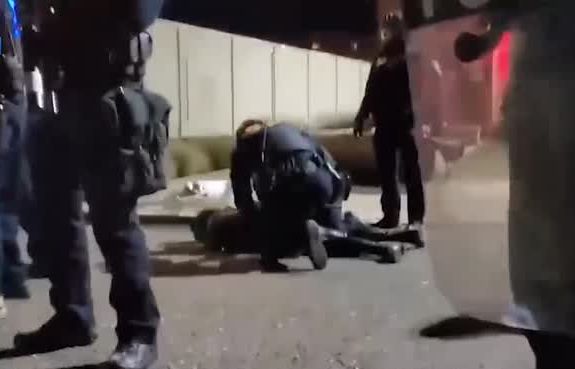 Демократия по-американски: полиция жёстко разгоняет сторонников Трампа, вышедших на протесты