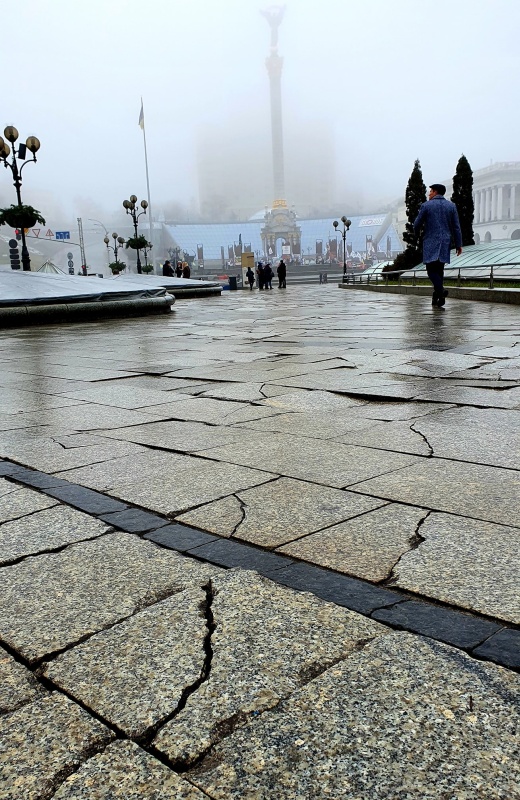 "Символично!". В Киеве в день Соборности обвалился подземный переход на Майдане