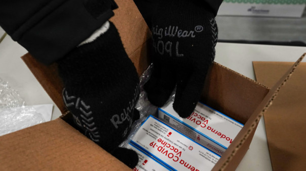 В США арестовали работника медцентра, испортившего 500 доз COVID-вакцины