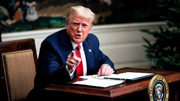 Дональд Трамп обрушился с критикой на Сенат и созывает своих сторонников на митинг