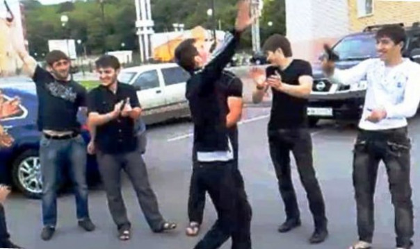 В Дагестане (Каспийск) сегодня решается, действуют в России законы гор или законы РФ