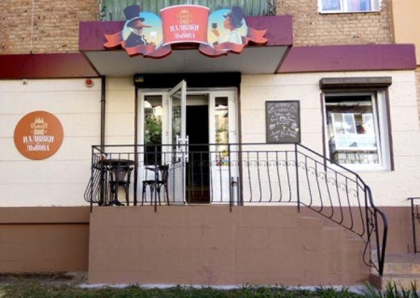 «Пора уже понять вате: хочешь жить, становись украинцем!» Лидер «ПСов» в Чернигове выгнала из кафе клиентку, недовольную флагом УПА