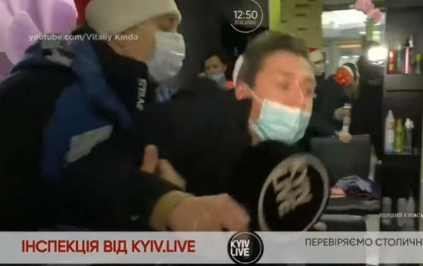 Новогодняя битва за маникюр: киевского журналиста выкинули из салона красоты в прямом эфире