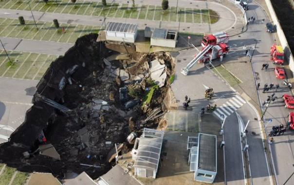 В Неаполе после взрыва у COVID-больницы образовалась огромная воронка