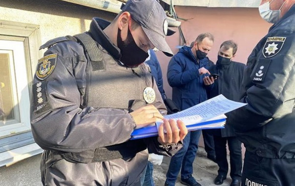 Из-за взрыва гранаты во дворе дома в Николаеве погиб человек | У жителя Херсона изъяли оружие, гранаты и патроны | В Запорожье стреляли в охранника супермаркета