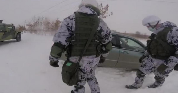 Бронеавтомобиль "Тигр" вытащил из снежной ловушки машину с девушками