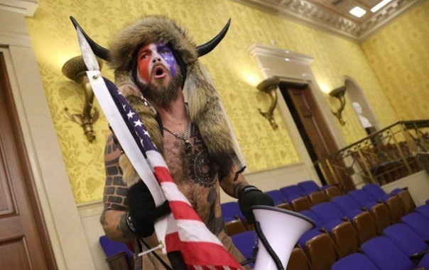 В США арестовали более 100 участников штурма Капитолия | Задержана женщина, сфотографированная у кресла вице-президента США