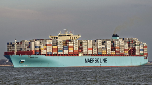 Грузовое судно потеряло 750 контейнеров во время шторма