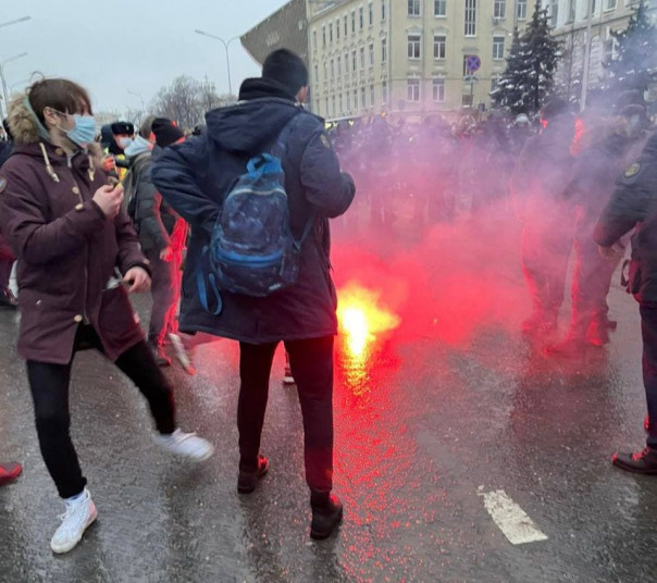 Нападение протестующих на сотрудников ОМОНа на Страстном бульваре.