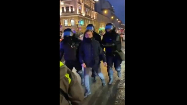 Стало известно о состоянии женщины, которую ударил полицейский в Петербурге