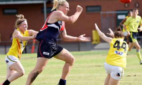 По указу Байдена: в США будут делать «чемпионок» на медицинском столе