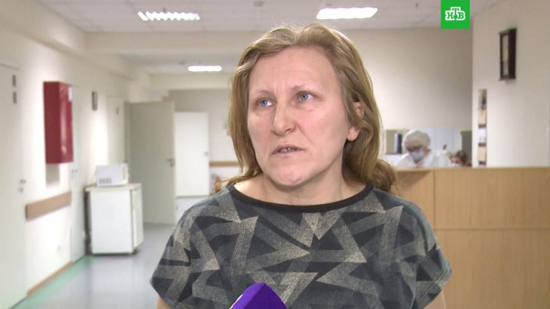 Ударивший участницу митинга боец ОМОН пришел к ней в больницу с цветами