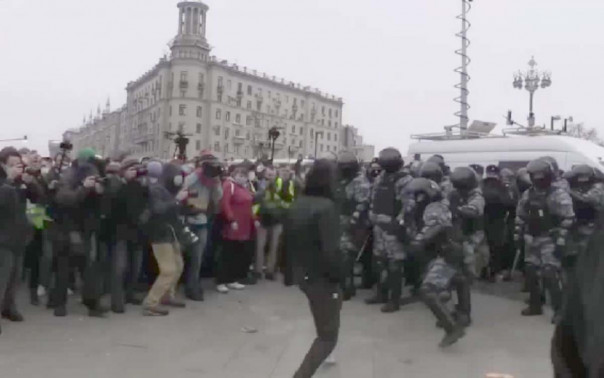 Депутат Госдумы Делимханов предложил помощь чеченцу, вступившему в рукопашный бой с омоновцами на Пушкинской площади